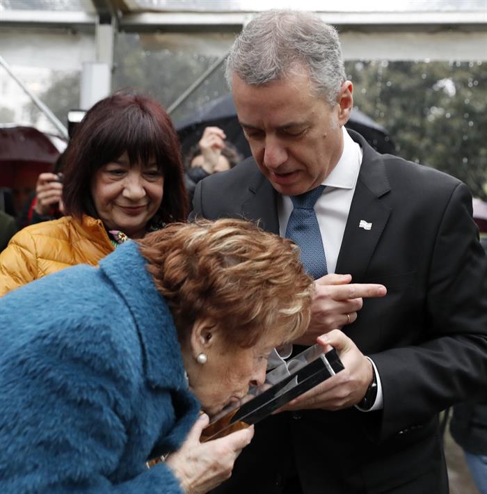 Urkullu a las víctimas: "Sentimos el desamparo al que os visteis sometidas"