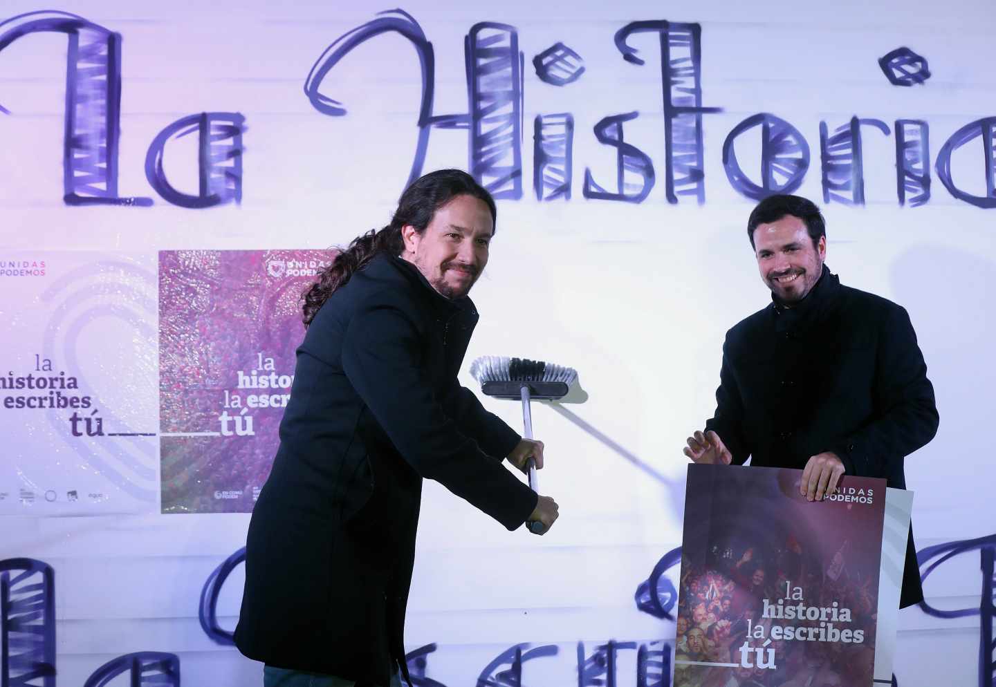 Iglesias y Garzón, en la pegada de carteles.