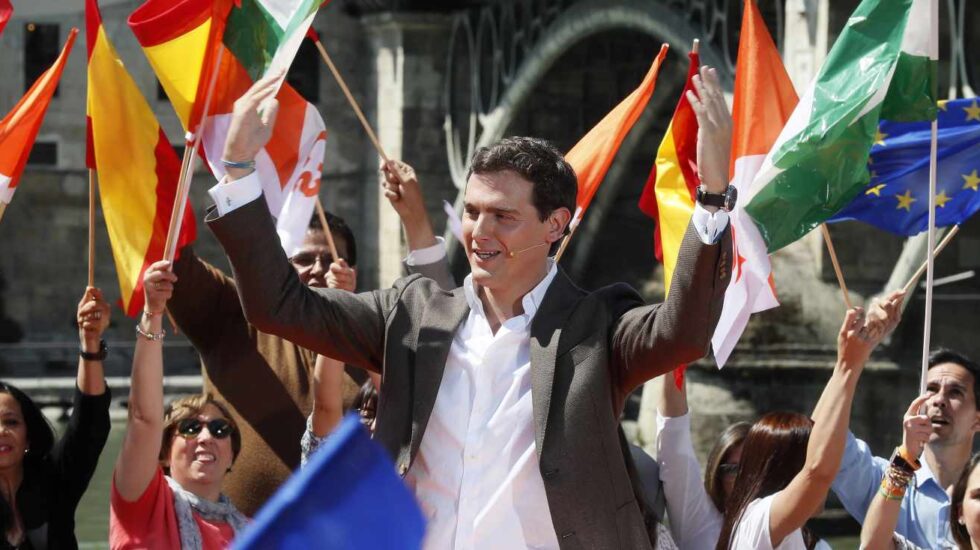 El candidato a la presidencia del Gobierno por Ciudadanos, Albert Rivera, durante un acto de campaña en el muelle de la Sal de Sevilla