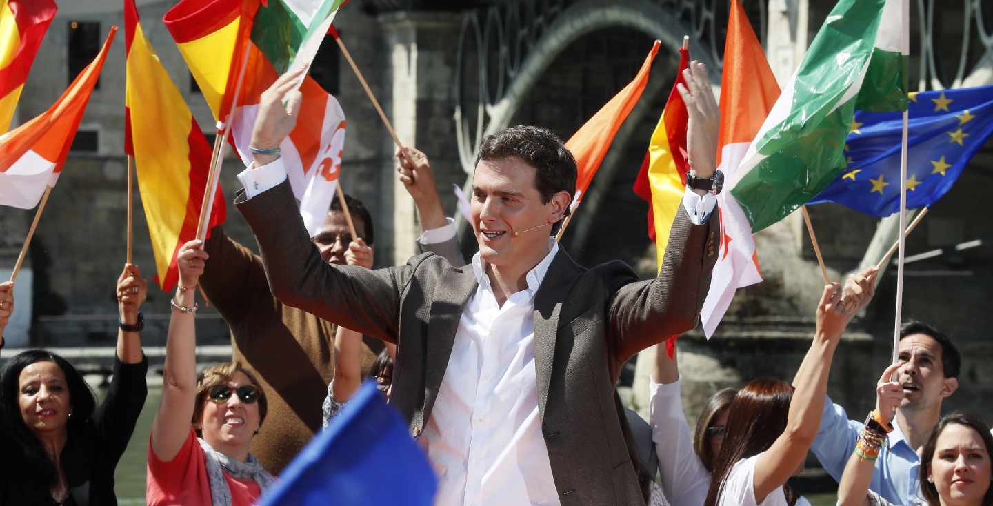 El candidato a la presidencia del Gobierno por Ciudadanos, Albert Rivera, durante un acto de campaña en el muelle de la Sal de Sevilla