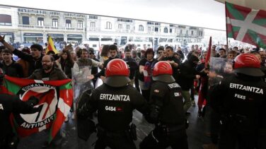 La Ertzaintza impide la agresión a los asistentes al mitin de Vox en San Sebastián