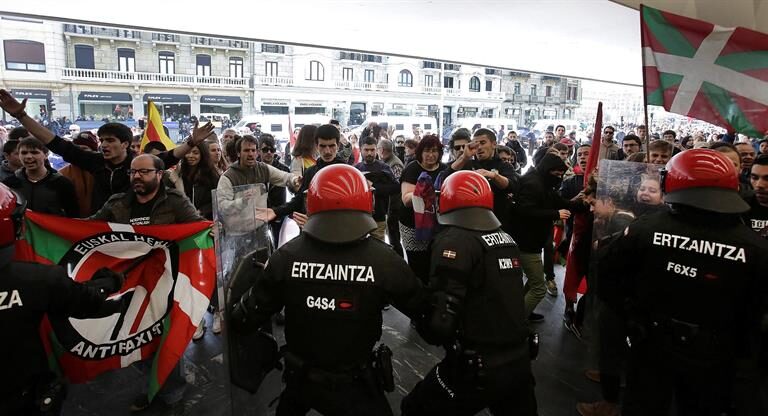 La Ertzaintza impide la agresión a los asistentes al mitin de Vox en San Sebastián