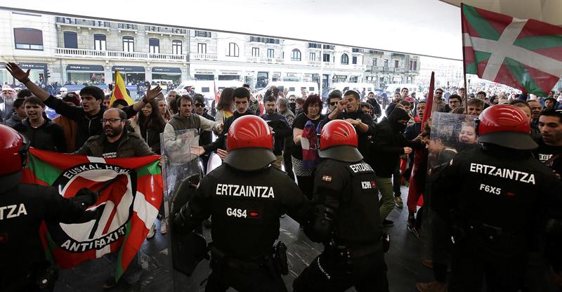 La Ertzaintza impide la agresión a los asistentes al mitin de Vox en San Sebastián