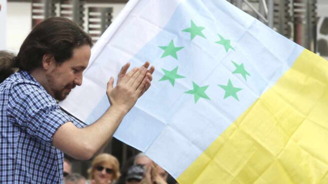 Iglesias ondea la bandera independentista canaria durante un mitin en Las Palmas
