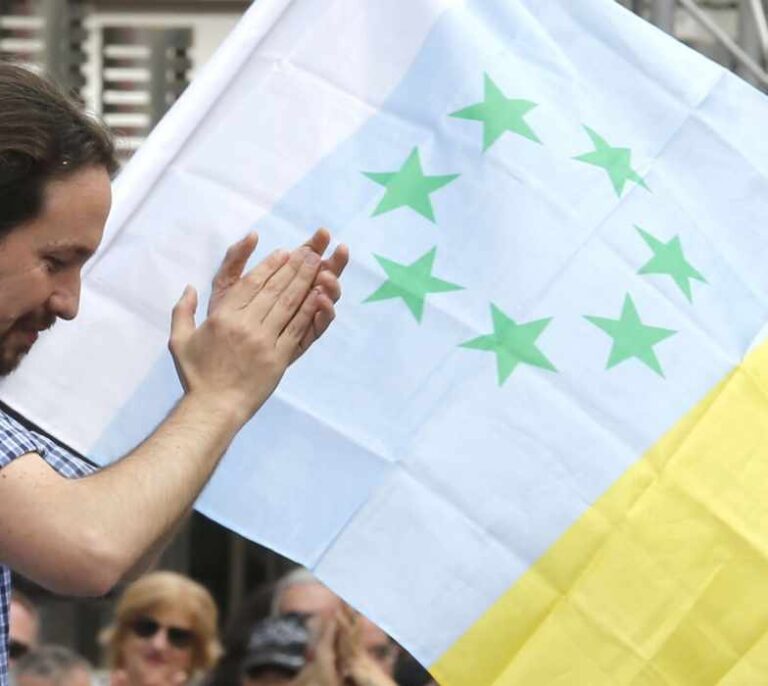 Iglesias ondea la bandera independentista canaria durante un mitin en Las Palmas
