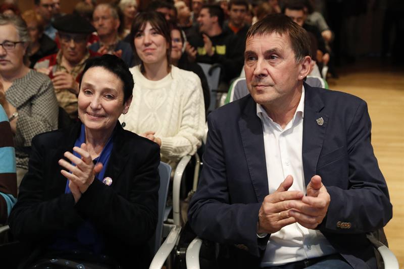 La abogada Jone goirizelaia y Arnaldo Otegi durante el acto celebrado en Bilbao.