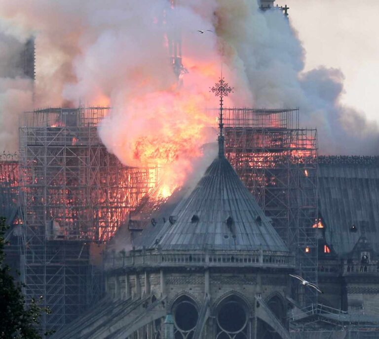 Trump sobre el incendio de Notre-Dame: "Hay que usar aviones cisterna rápidamente"
