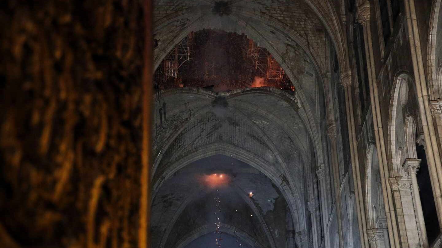 El techo de la catedral de Notre-Dame destrozado por el fuego. EFE