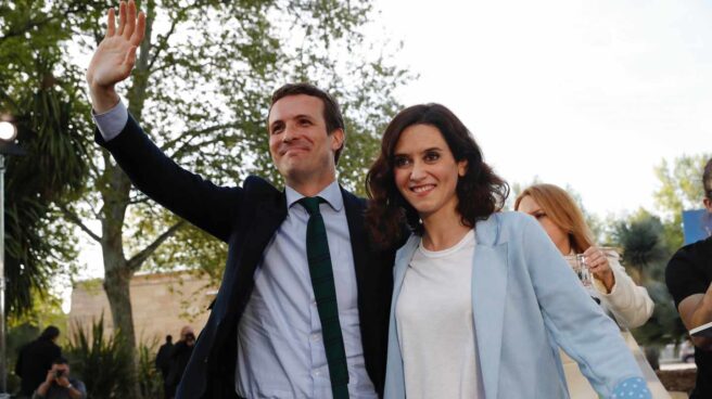 Díaz Ayuso junto a Pablo Casado en un acto de campaña.
