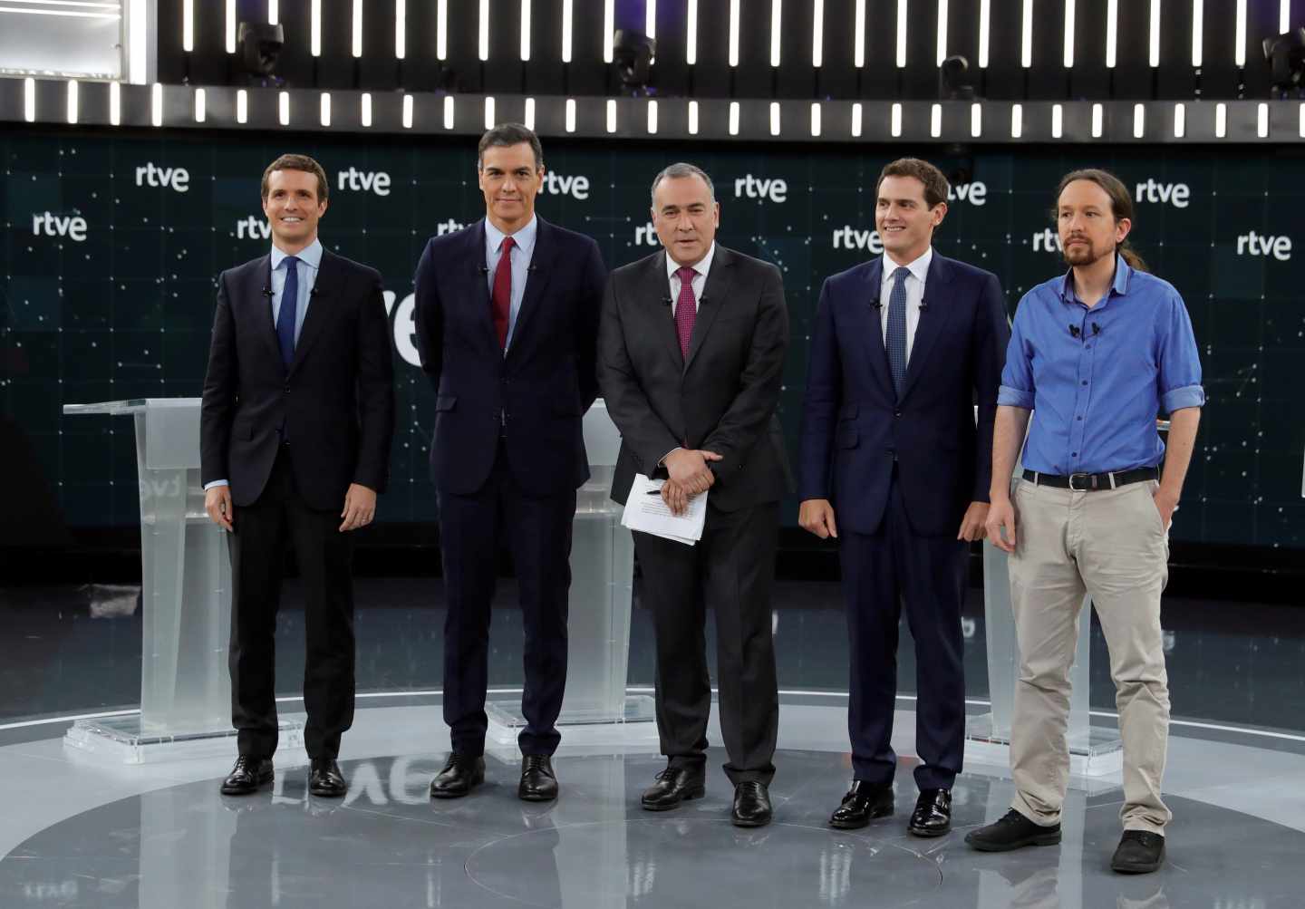 Los candidatos a la presidencia del Gobierno por PP, PSOE, UP y Cs junto al moderador de TVE, Xabier Fortes