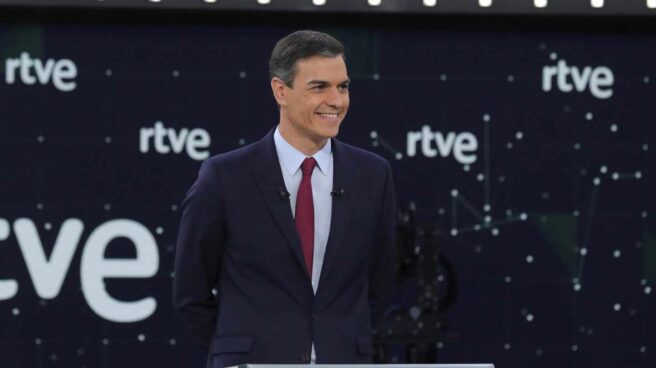 Sánchez escapa de la prensa y proclama ante los suyos: "Esto cada vez pinta mejor"