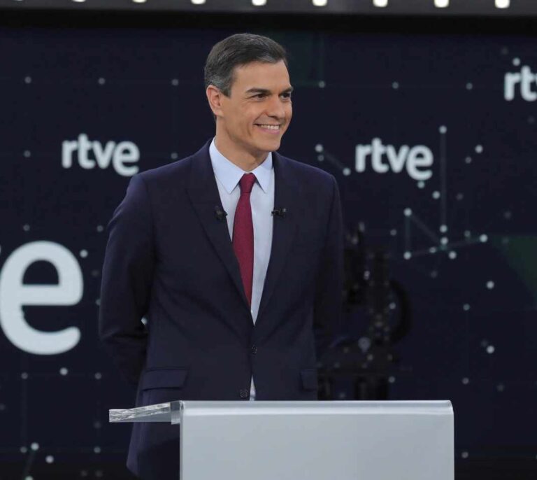 Sánchez escapa de la prensa y proclama ante los suyos: "Esto cada vez pinta mejor"
