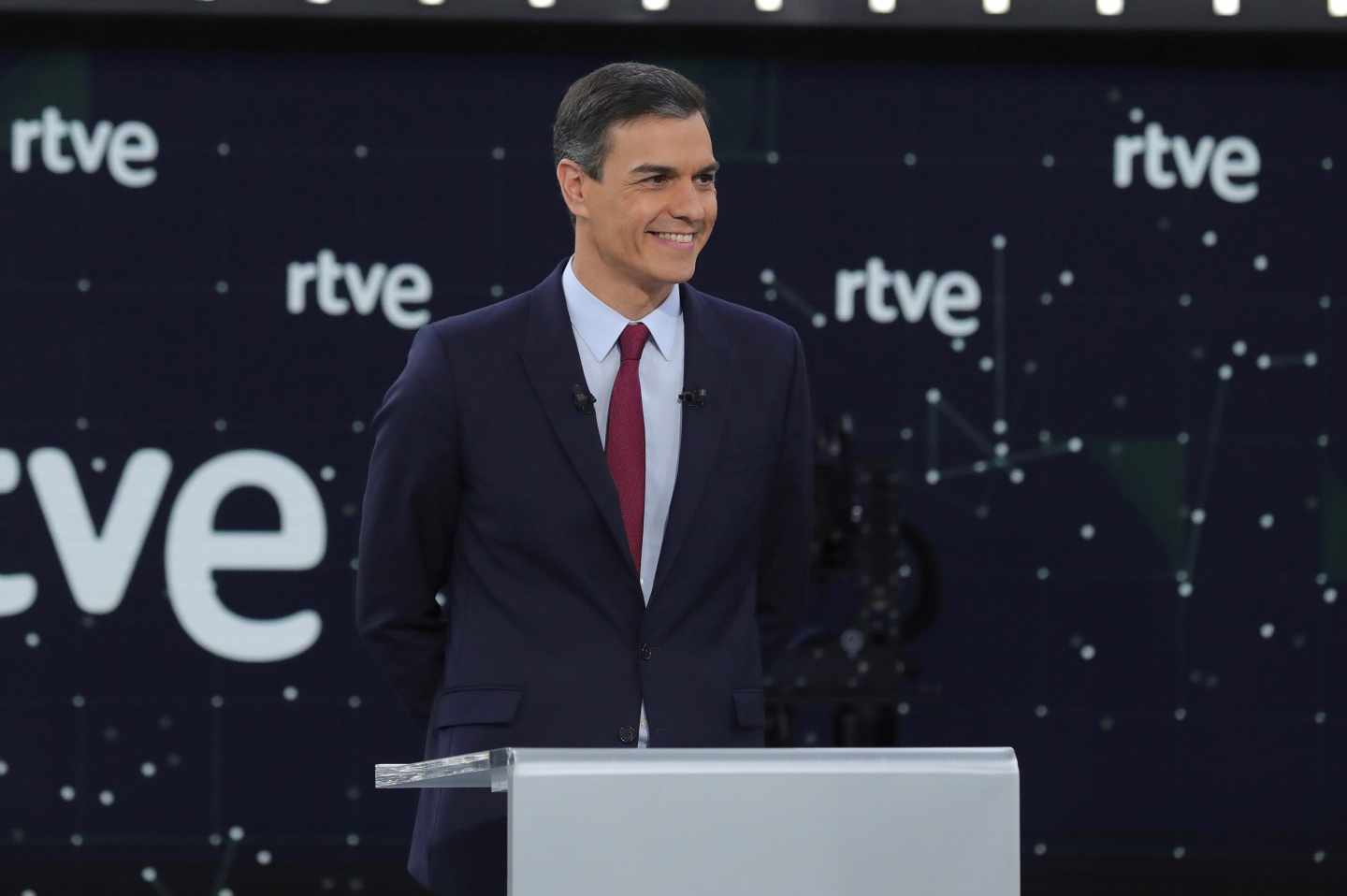 Sánchez escapa de la prensa y proclama ante los suyos: "Esto cada vez pinta mejor"