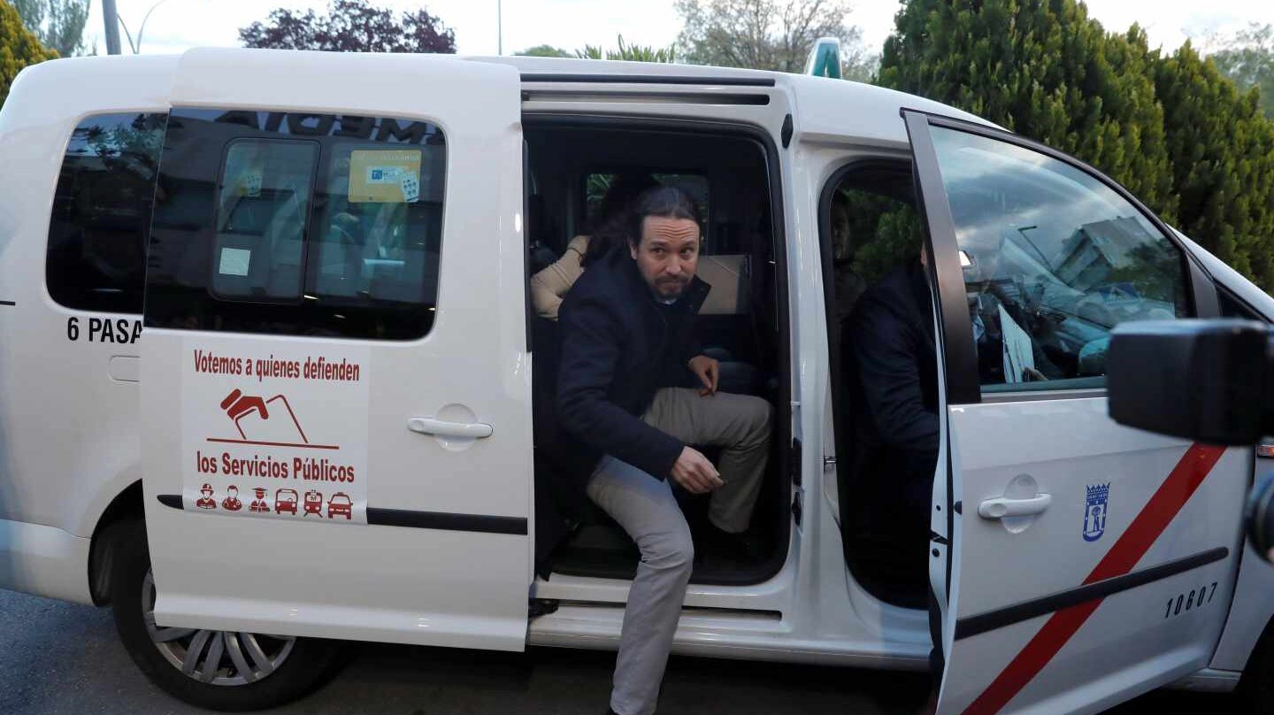Pablo Iglesias, a su llegada en taxi a la sede de Atresmedia.