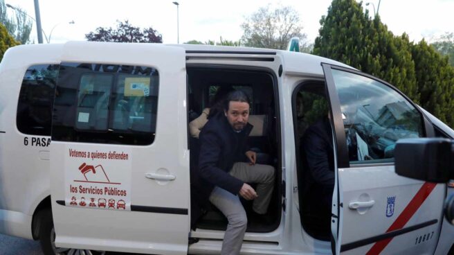 Pablo Iglesias, a su llegada en taxi a la sede de Atresmedia.