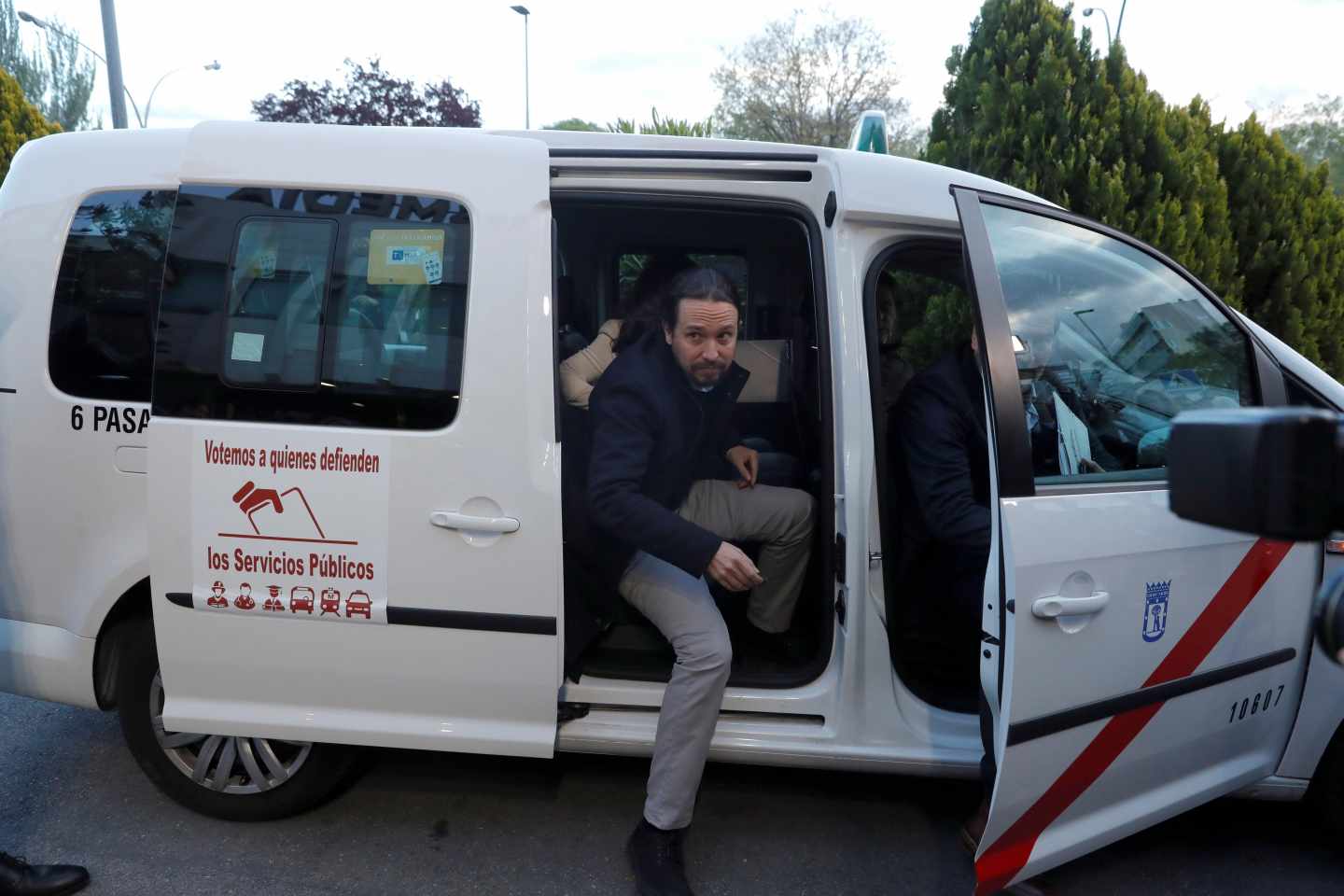 Pablo Iglesias, a su llegada en taxi a la sede de Atresmedia.