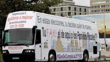 Los taxistas madrileños fletan un autobús para pedir el voto para Podemos