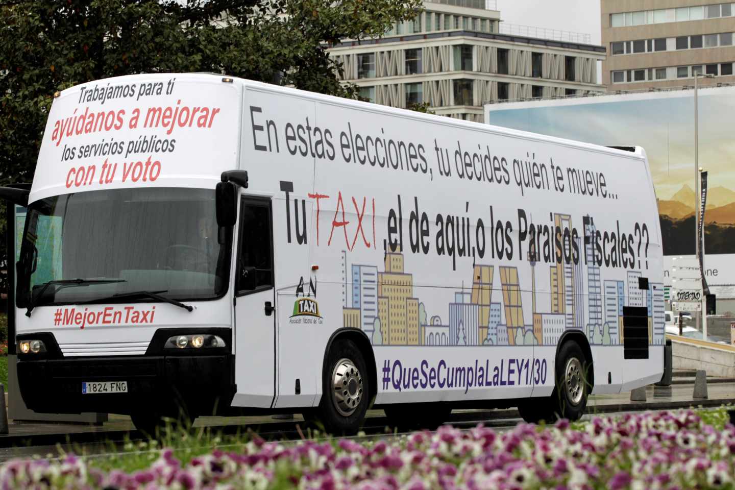 Los taxistas madrileños fletan un autobús para pedir el voto para Podemos