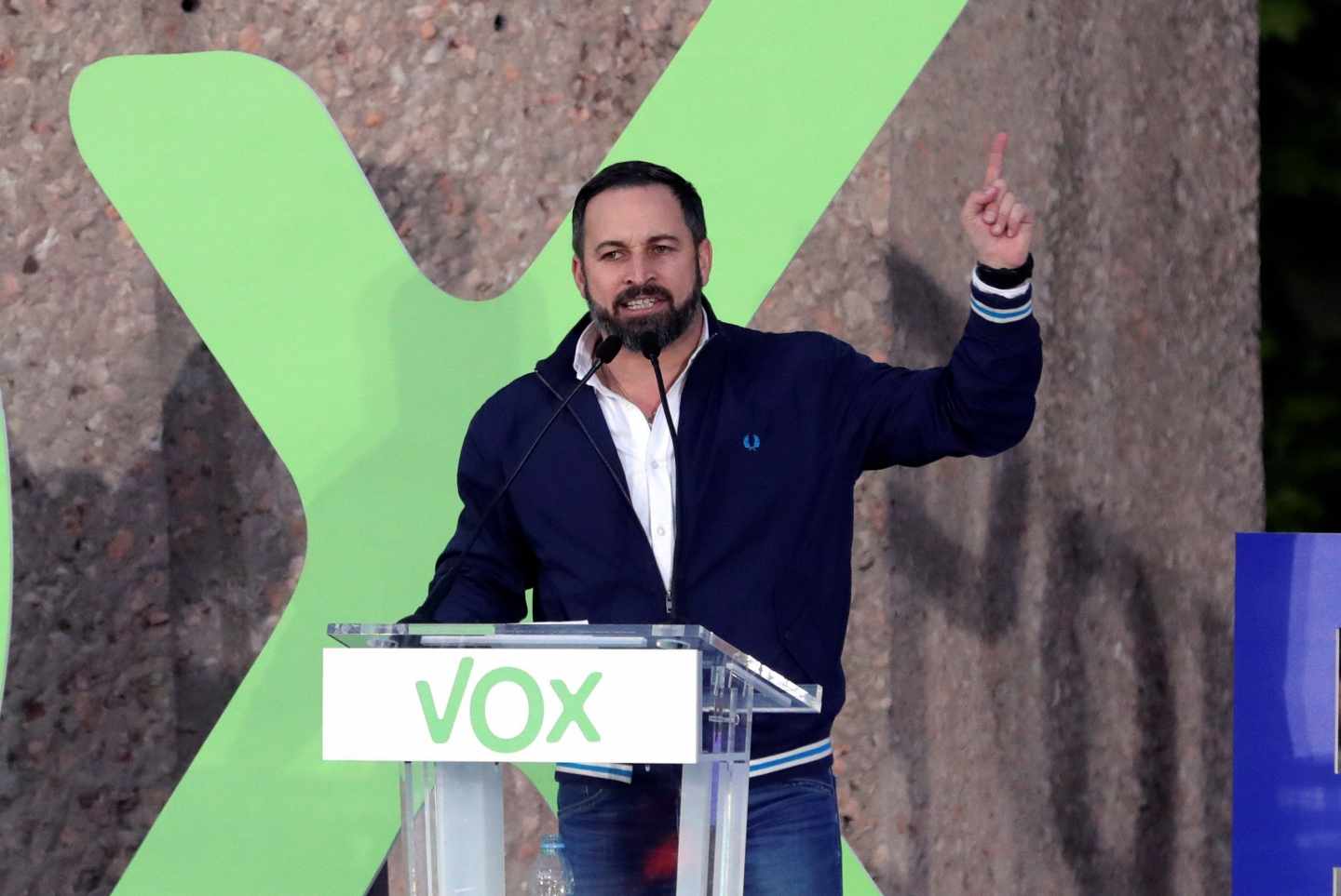 El líder de Vox, Santiago Abascal, durante el mitin de cierre de campaña en Colón.