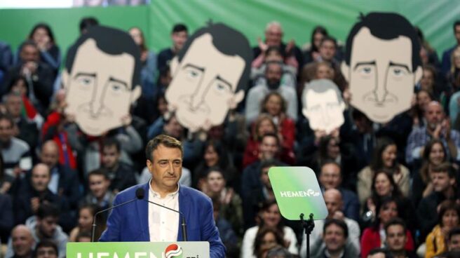 El candidato del PNV al Congreso, Aitor Esteban, durante el mitin de cierre de campaña en Bilbao.