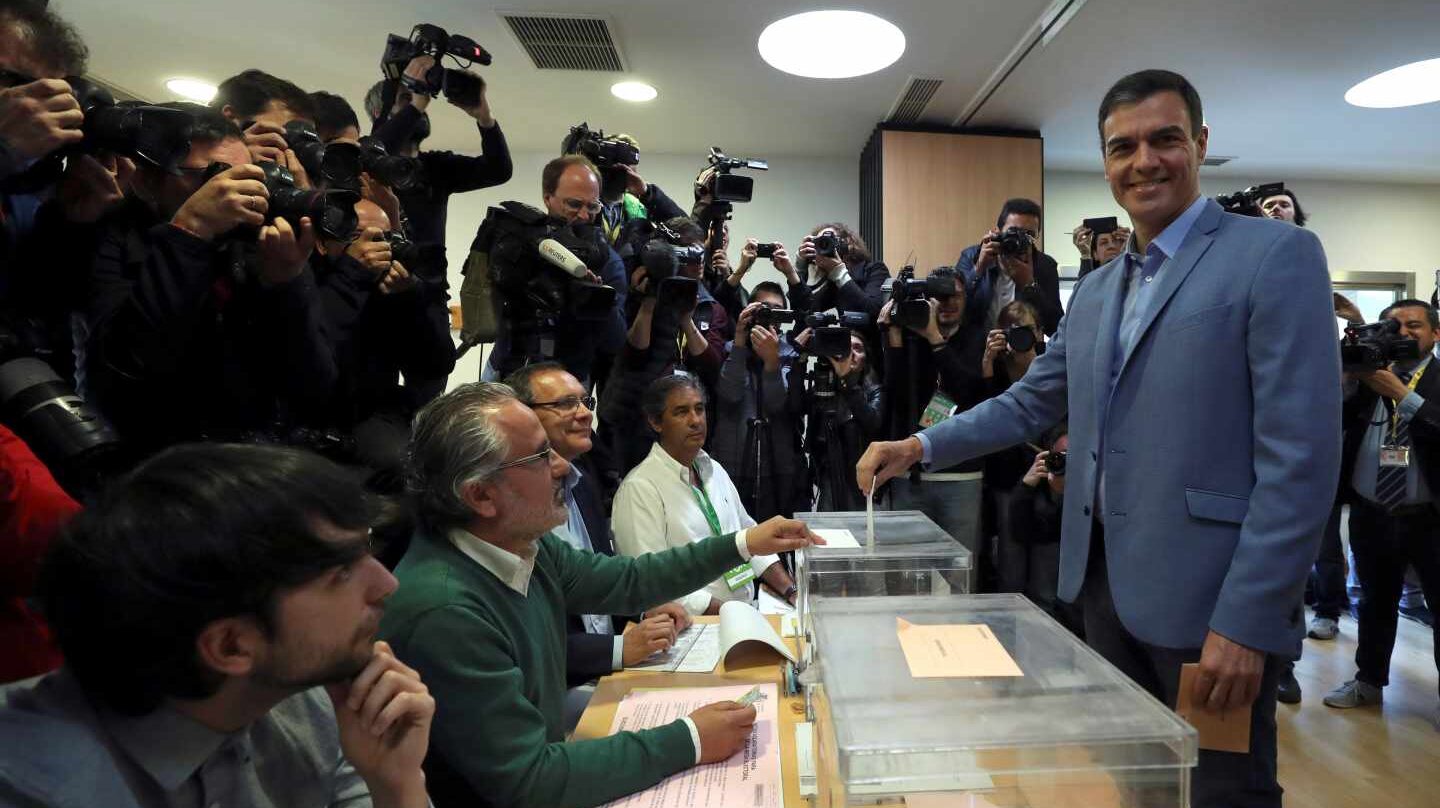 El presidente del gobierno Pedro Sánchez se dispone a votar en un colegio de la localidad madrileña de Pozuelo de Alarcón. Los colegios electorales han abierto sus puertas a las 09:00 horas para recoger el voto de los casi 36,9 millones de electores que decidirán este domingo en los comicios generales el reparto de los 350 escaños del Congreso de los Diputados y los 208 del Senado durante la próxima legislatura. Tras la constitución de las mesas a las ocho de la mañana con la comprobación de que estaban los miembros necesarios y la lectura de los manuales, a las nueve de la mañana los electores han comenzado a acudir a las urnas, en una jornada que estará marcada por el sol y con temperaturas, en general, al alza en casi todo el país.