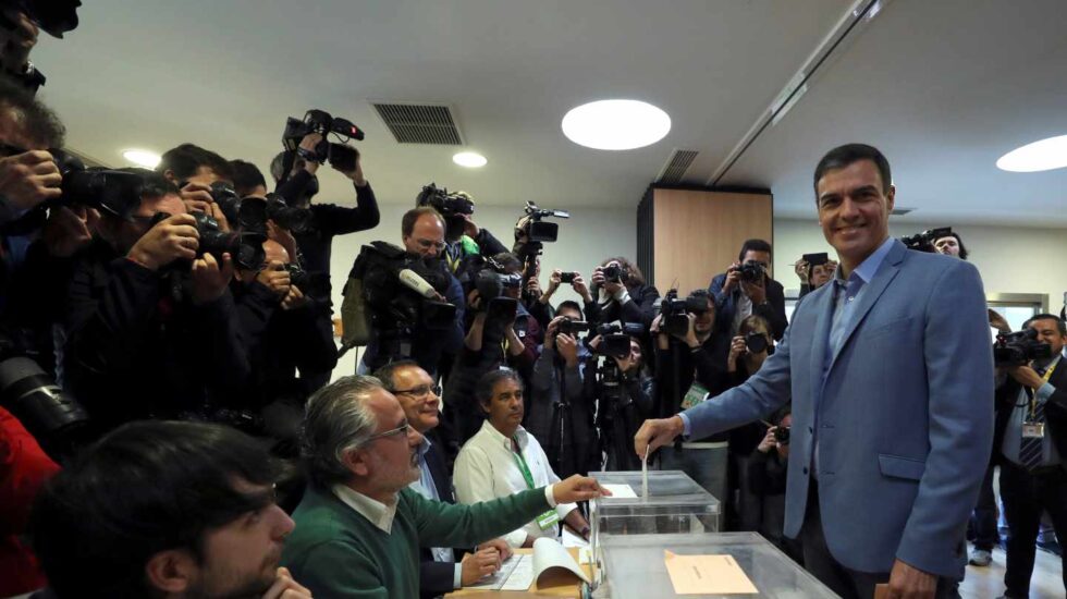 El presidente del gobierno Pedro Sánchez se dispone a votar en un colegio de la localidad madrileña de Pozuelo de Alarcón. Los colegios electorales han abierto sus puertas a las 09:00 horas para recoger el voto de los casi 36,9 millones de electores que decidirán este domingo en los comicios generales el reparto de los 350 escaños del Congreso de los Diputados y los 208 del Senado durante la próxima legislatura. Tras la constitución de las mesas a las ocho de la mañana con la comprobación de que estaban los miembros necesarios y la lectura de los manuales, a las nueve de la mañana los electores han comenzado a acudir a las urnas, en una jornada que estará marcada por el sol y con temperaturas, en general, al alza en casi todo el país.