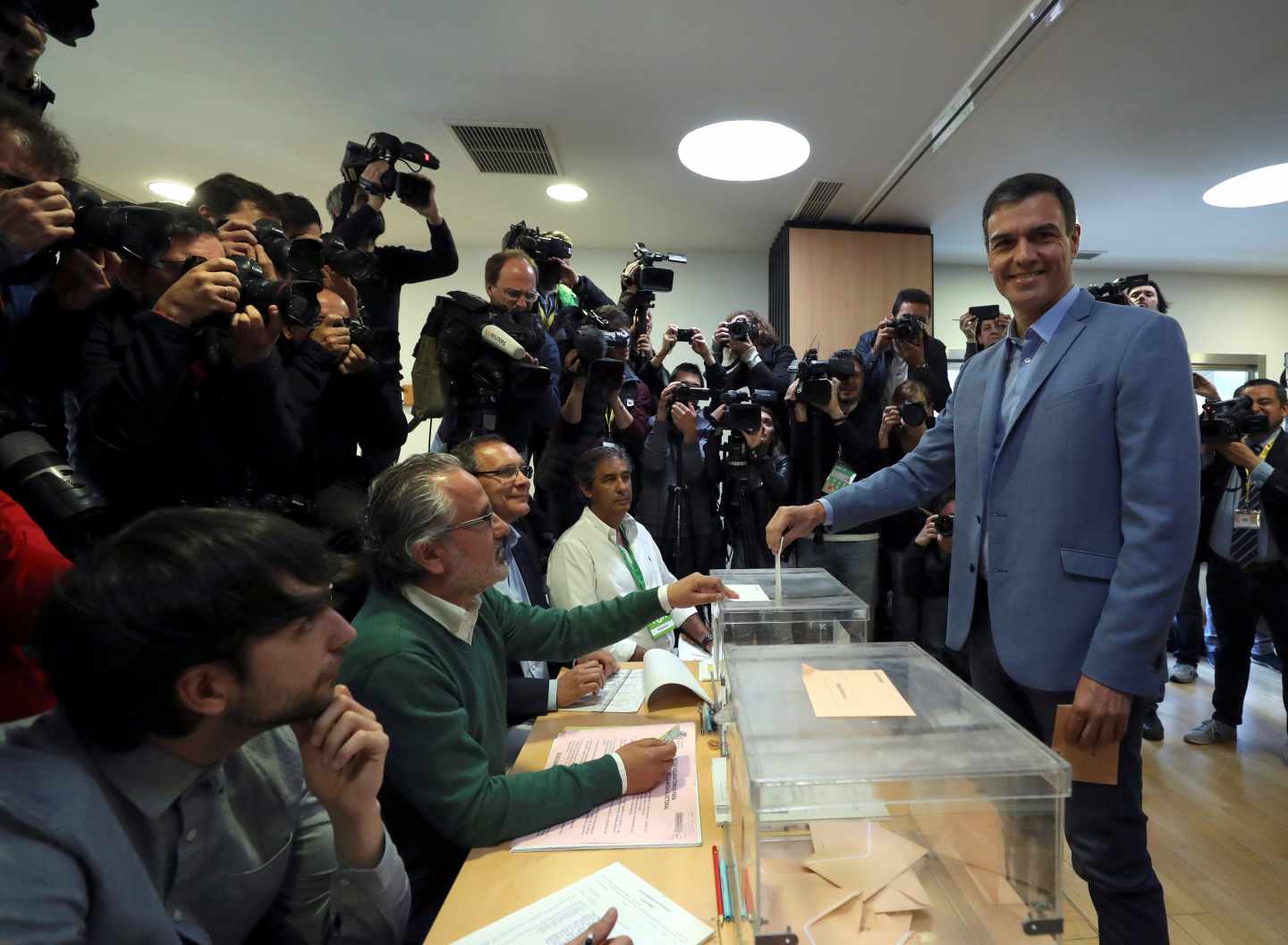 El presidente del gobierno Pedro Sánchez se dispone a votar en un colegio de la localidad madrileña de Pozuelo de Alarcón. Los colegios electorales han abierto sus puertas a las 09:00 horas para recoger el voto de los casi 36,9 millones de electores que decidirán este domingo en los comicios generales el reparto de los 350 escaños del Congreso de los Diputados y los 208 del Senado durante la próxima legislatura. Tras la constitución de las mesas a las ocho de la mañana con la comprobación de que estaban los miembros necesarios y la lectura de los manuales, a las nueve de la mañana los electores han comenzado a acudir a las urnas, en una jornada que estará marcada por el sol y con temperaturas, en general, al alza en casi todo el país.