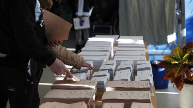 Indra impone la ley del silencio Los colegios electorales han abierto sus puertas a las 09:00 horas para recoger el voto de los casi 36,9 millones de electores que decidirán este domingo en los comicios generales el reparto de los 350 escaños del Congreso de los Diputados y los 208 del Senado durante la próxima legislatura.Tras la constitución de las mesas a las ocho de la mañana con la comprobación de que estaban los miembros necesarios y la lectura de los manuales, a las nueve de la mañana los electores han comenzado a acudir a las urnas, en una jornada que estará marcada por el sol y con temperaturas, en general, al alza en casi todo el país. En la foto, dos personas eligen sus papeletas en electoral en el colegio Pinar del Rey.