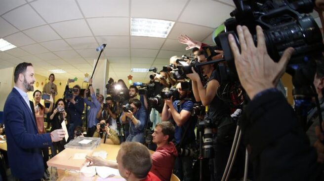 El presidente de Vox, Santiago Abascal, votando este domingo en Madrid.