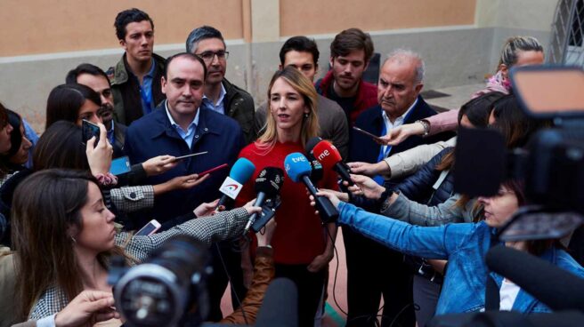 Rifirrafe con Álvarez de Toledo a las puertas de un colegio:  "¿A que no te han pegado con porras por ir a votar?"