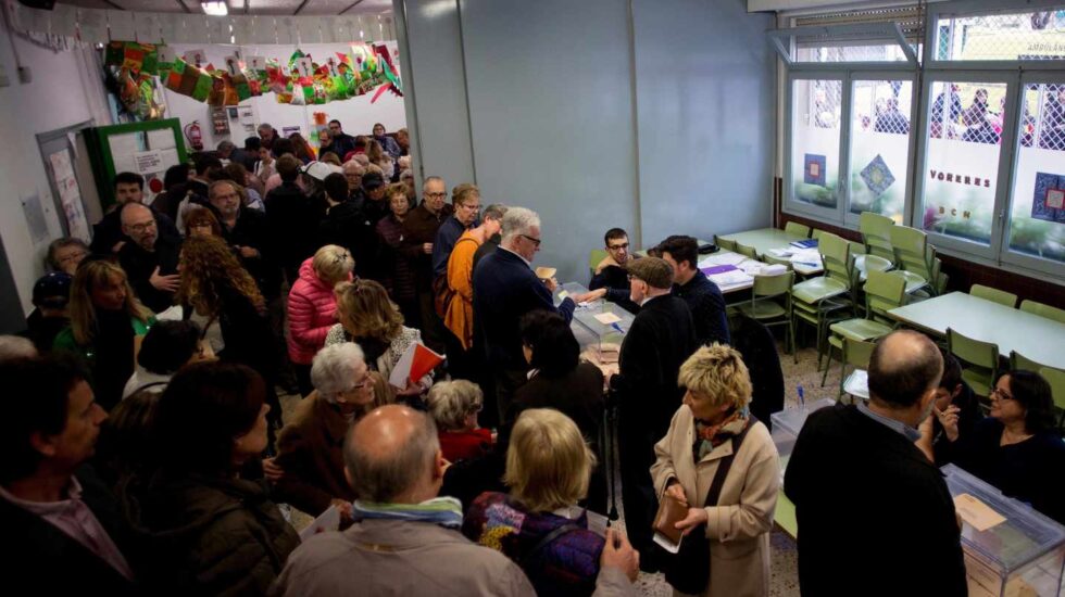Varias personas ejercen su derecho al voto para las elecciones generales del 28-A en el colegio Ausiàs March de Barcelona.