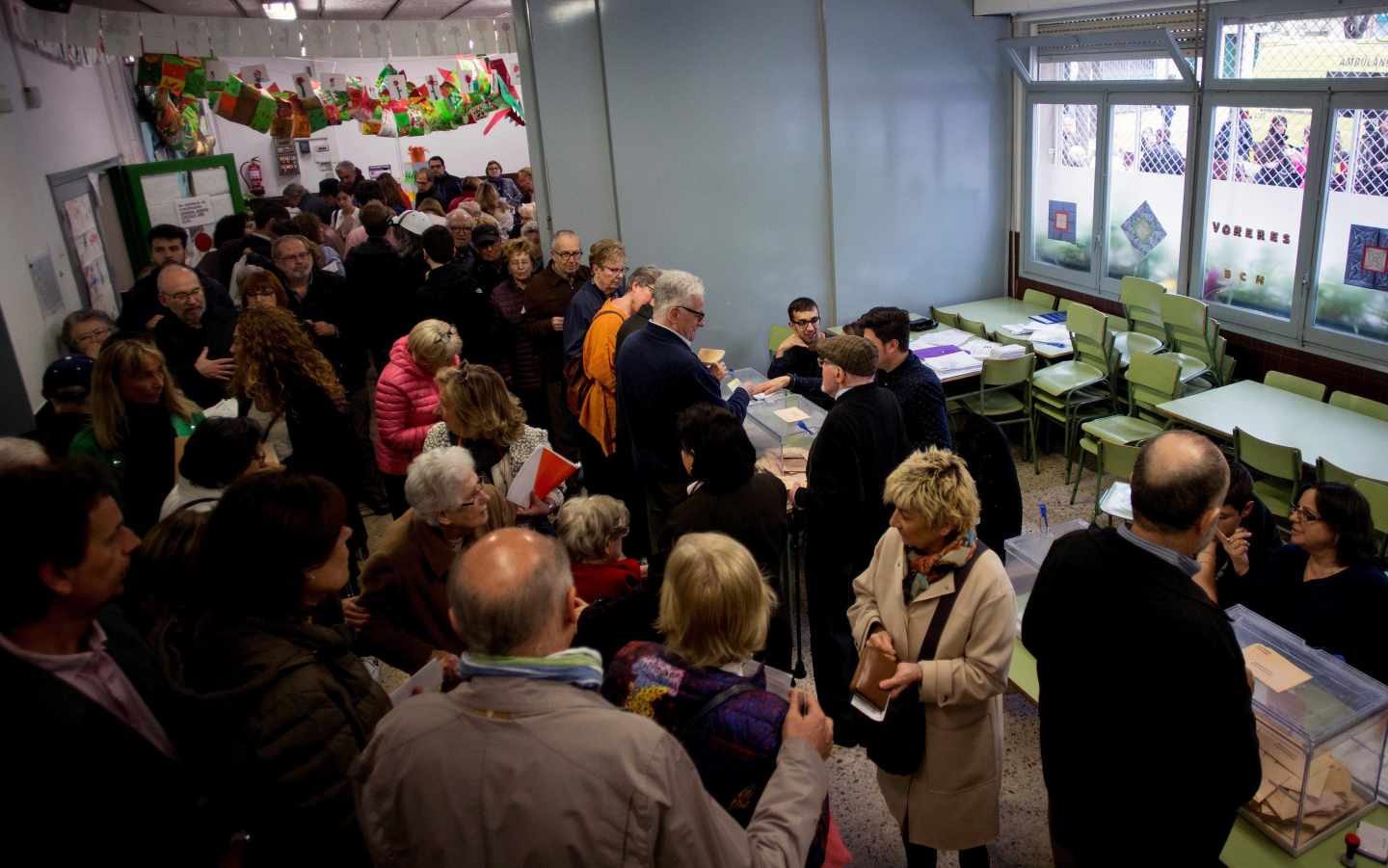Varias personas ejercen su derecho al voto para las elecciones generales del 28-A en el colegio Ausiàs March de Barcelona.