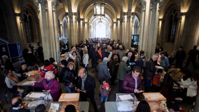 Vista general del colegio electoral de la Universidad de Barcelona en una jornada en la que casi casi 36,9 millones de electores decidirán este domingo en los comicios generales el reparto de los 350 escaños del Congreso de los Diputados y los 208 del Senado durante la próxima legislatura.