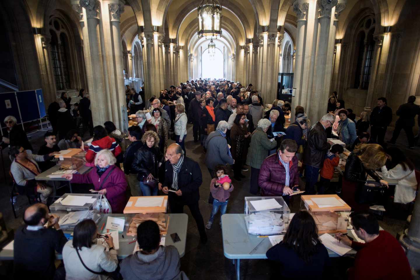 Vista general del colegio electoral de la Universidad de Barcelona en una jornada en la que casi casi 36,9 millones de electores decidirán este domingo en los comicios generales el reparto de los 350 escaños del Congreso de los Diputados y los 208 del Senado durante la próxima legislatura.