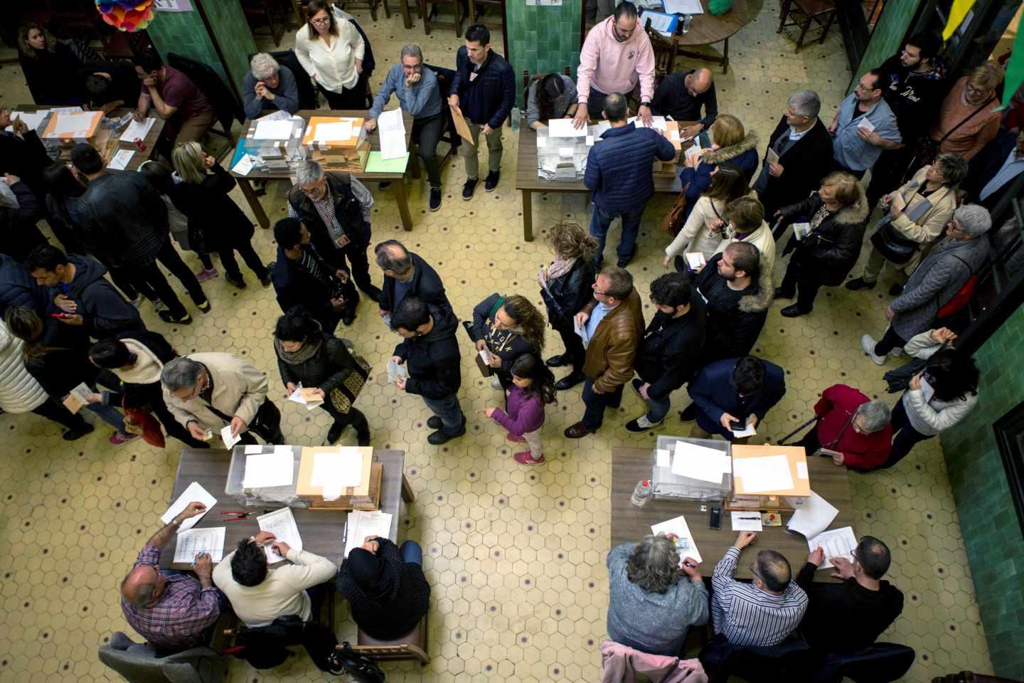 Numerosas personas hacen cola para votar este domingo en el colegio electoral de la Universidad de Barcelona