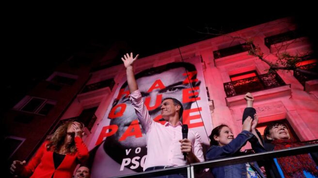 Pedro Sánchez, exultante ante unos votantes que le gritan "¡Con Rivera no!"