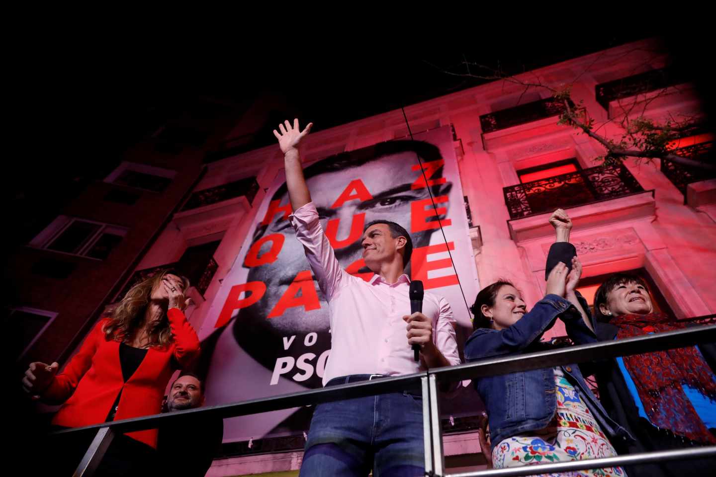 Pedro Sánchez, exultante ante unos votantes que le gritan "¡Con Rivera no!"