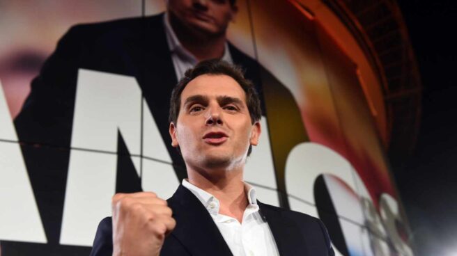 El líder de Ciudadanos, Albert Rivera, celebra los resultados de su partido tras la noche electoral.