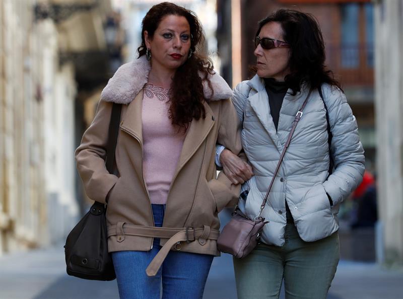 La madre del menor fallecido en la agresión, junto a una allegada.