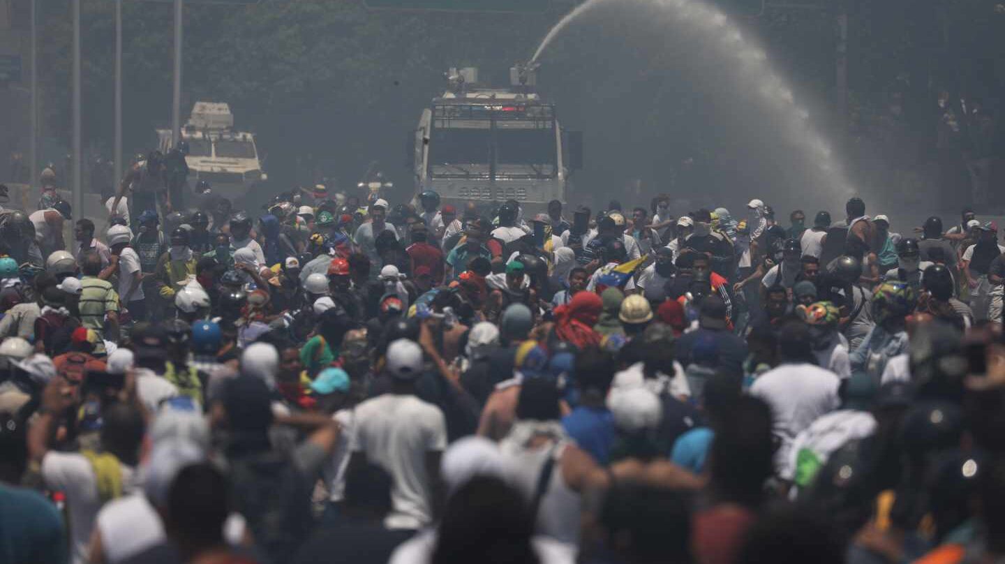 El Ejército reprime a los manifestantes partidarios de Guaidó.
