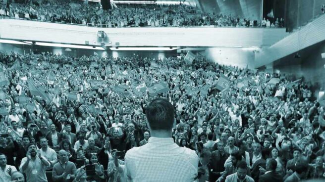 Abascal El líder de Vox, Santiago Abascal (de espaldas), durante un acto de campaña de las elecciones generales en el que ha participado este miércoles en el Palacio de Congresos y Exposiciones de Sevilla