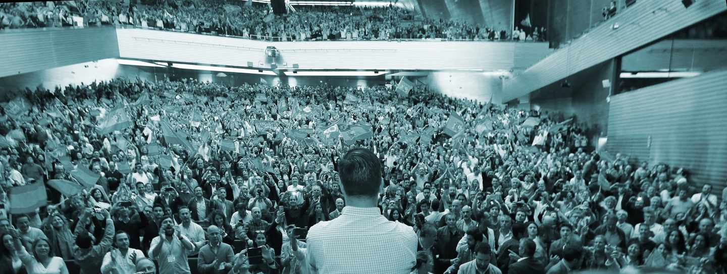 El líder de Vox, Santiago Abascal (de espaldas), durante un acto de campaña de las elecciones generales en el que ha participado este miércoles en el Palacio de Congresos y Exposiciones de Sevilla