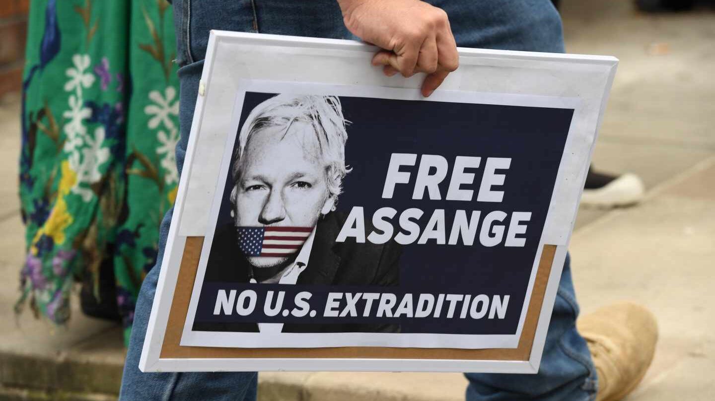 Un seguidor de Assange porta una pancara en demanda de su liberación