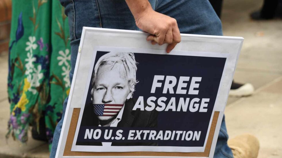 Un seguidor de Assange porta una pancara en demanda de su liberación