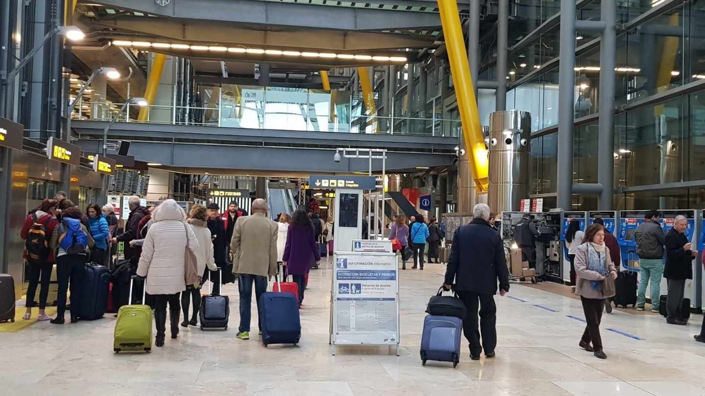 Pasajeros en la T-4 del Aeropuerto Adolfo Suárez-Barajas de Madrid.