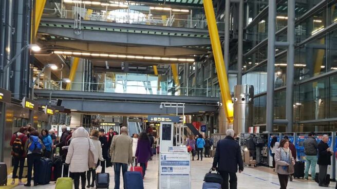 Pasajeros en la T-4 del Aeropuerto Adolfo Suárez-Barajas de Madrid.