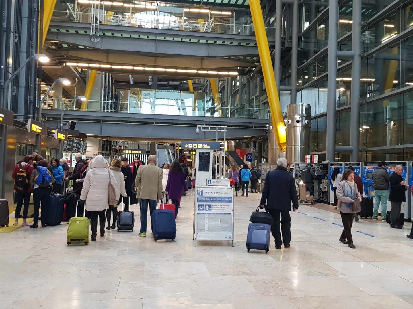 Pasajeros en la T-4 del Aeropuerto Adolfo Suárez-Barajas de Madrid.
