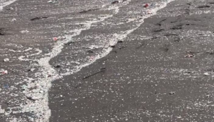 Microplásticos en una playa de Tenerife.