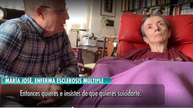 Ángel Hernández conversa con su mujer, María José Carrasco, un día antes de ayudarla a morir.