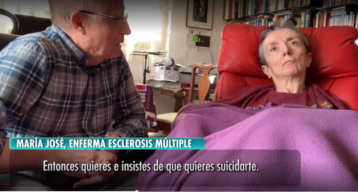 Ángel Hernández conversa con su mujer, María José Carrasco, un día antes de ayudarla a morir.